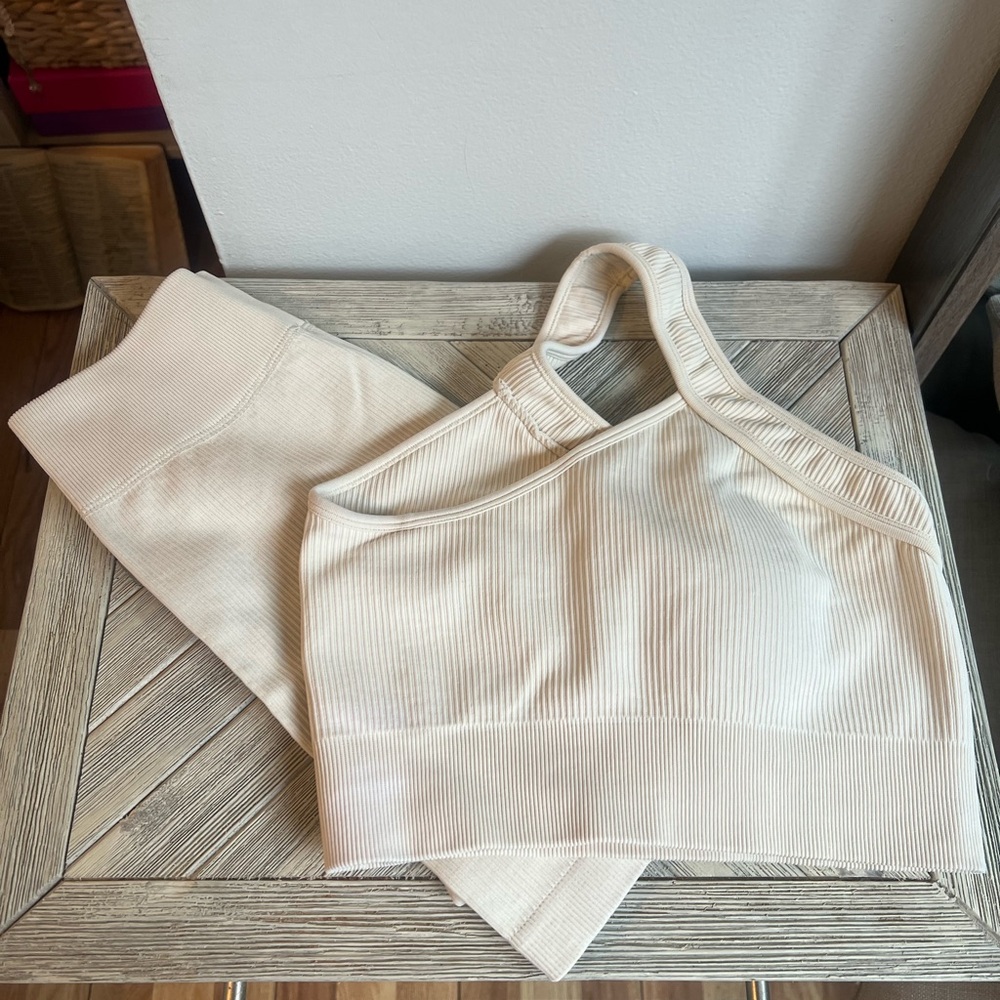 Women’s cream work out set size Small